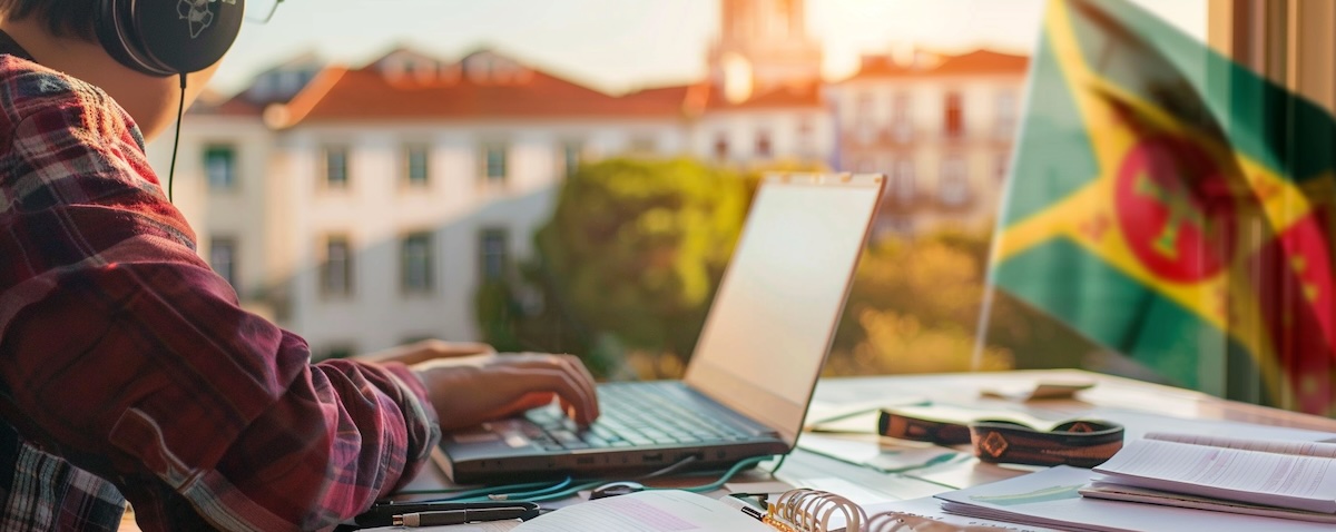 CIPLE Prüfung Portugiesisch A2 Zertifikat Vorbereitung mit Kopfhörer und Laptop