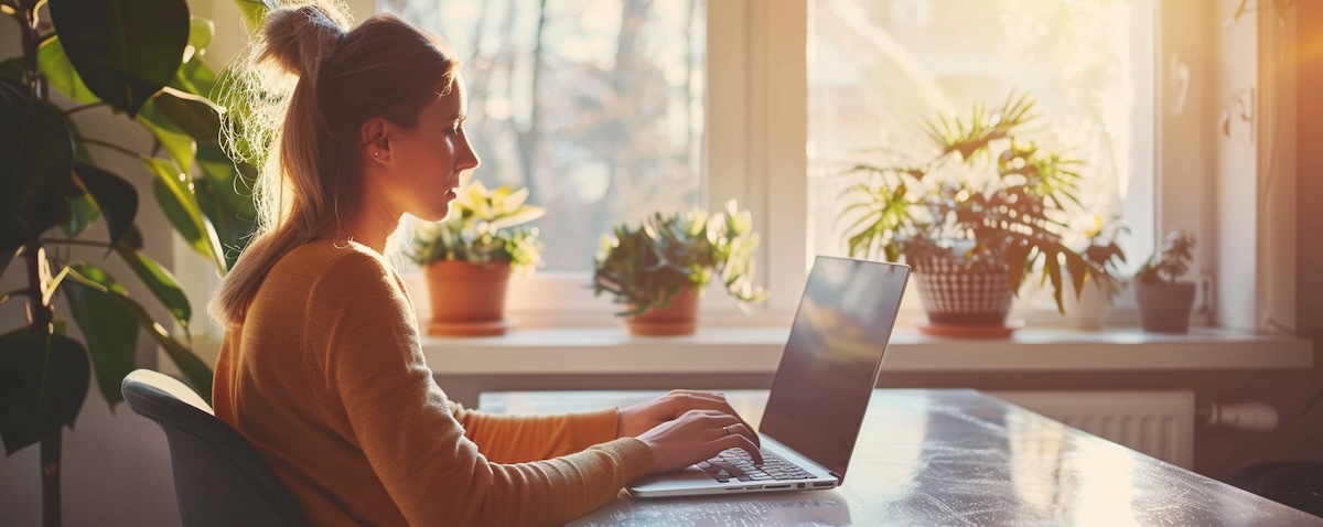 Frau macht kostenlosen Albanisch Einstufungstest am Laptop