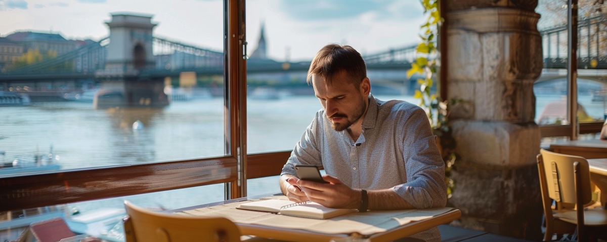 Ungarisch Einstufungstest: Mann prüft seinen Ungarisch-Wortschatz in einem Café in Budapest